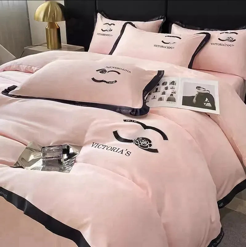 Bedding Sets Designer Bedding Xiaoxiang Wind Ice Silk Four-Piece Set 2024 New Summer Silky Naked Sleep High-Grade Sheets Light Bed Products