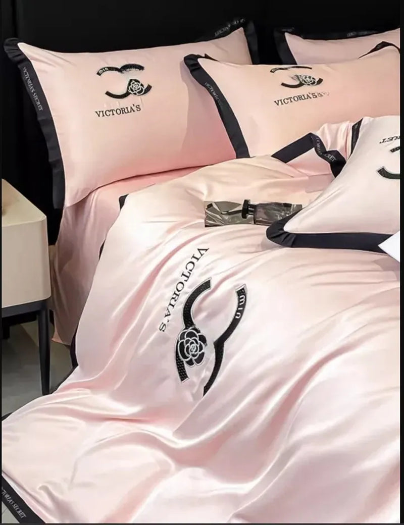 Bedding Sets Designer Bedding Xiaoxiang Wind Ice Silk Four-Piece Set 2024 New Summer Silky Naked Sleep High-Grade Sheets Light Bed Products