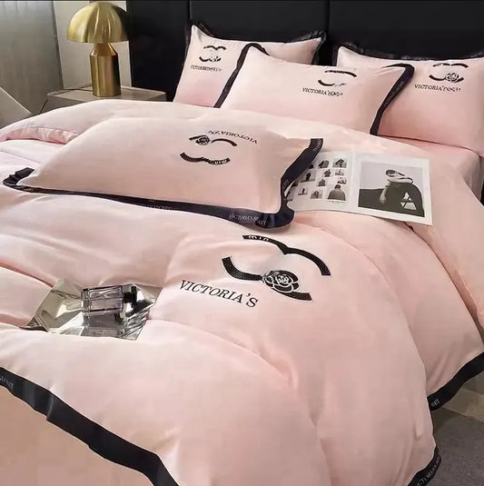 Bedding Sets Designer Bedding Xiaoxiang Wind Ice Silk Four-Piece Set 2024 New Summer Silky Naked Sleep High-Grade Sheets Light Bed Products