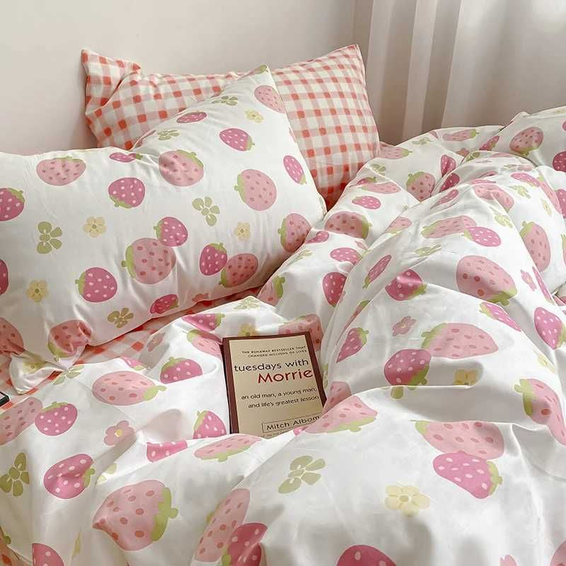 Pretty Pink Strawberry Flower Bedding Set Cute Duvet Cover Flat Sheet with Pillowcases Twin Full Size Bed Linen for Kids Girlsxj241015